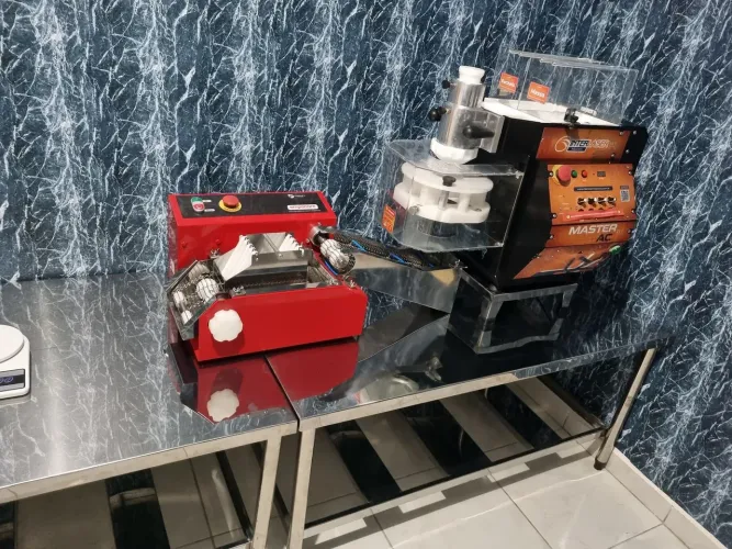 Maquina de modelar salgados e doces (fabrica de salgados) tenho masseira, empanadeira,