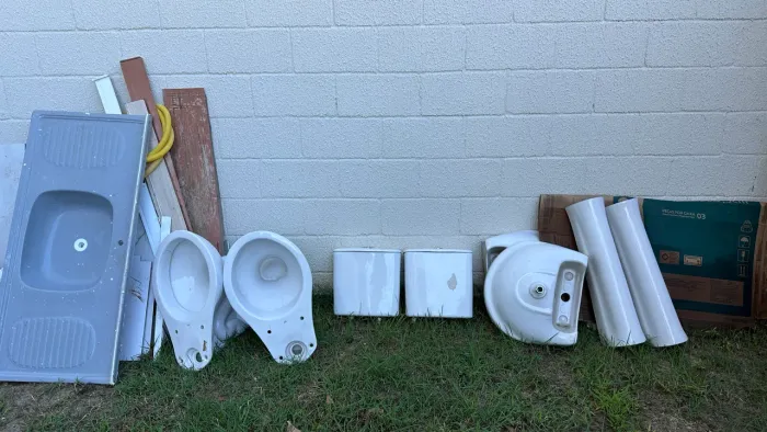 Louças sanitárias novas retiradas de apartamento entregue pela construtora