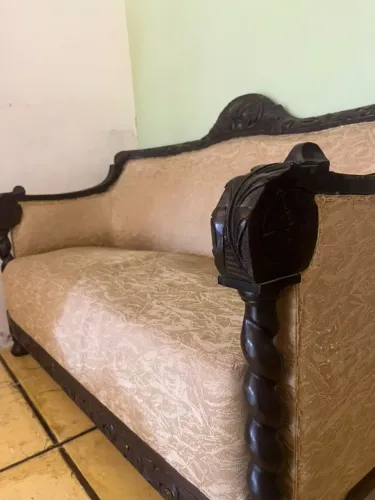 conjunto antigo de sofá e duas poltronas