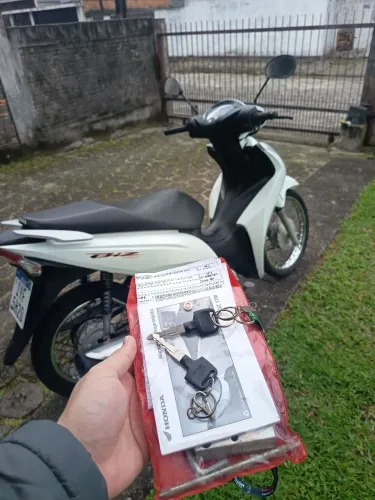 Honda biz com partida 