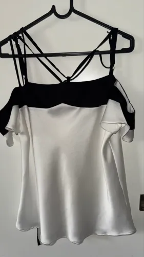 Blusa Ombro a Ombro Branco e Preto