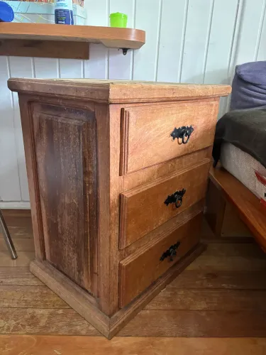 Criado mudo em madeira maciça 