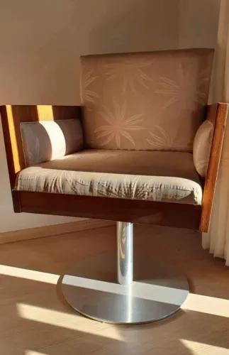 Poltrona Giratória em Madeira com Base de Alumínio - Design Moderno