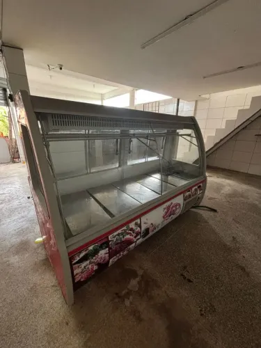Balcão Expositor Refrigerado para Açougue / Mercado - Excelente Estado!