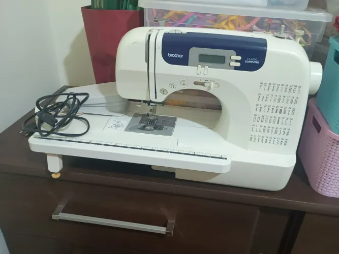 Máquina Brother com pontos decorativos
