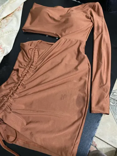 Vestido marrom manga longa