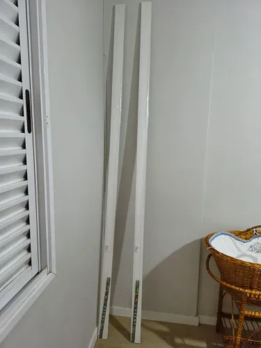 Rodapé branco 2 metros e 40 centimetros