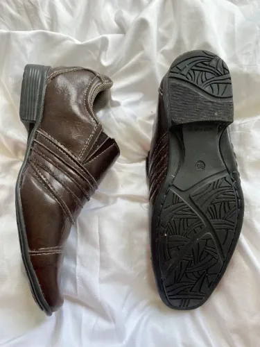 sapato social masculino Recboll possui um design marrom slip-on