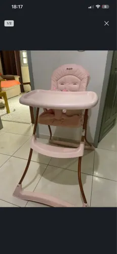 Cadeira de alimentação bebê menina