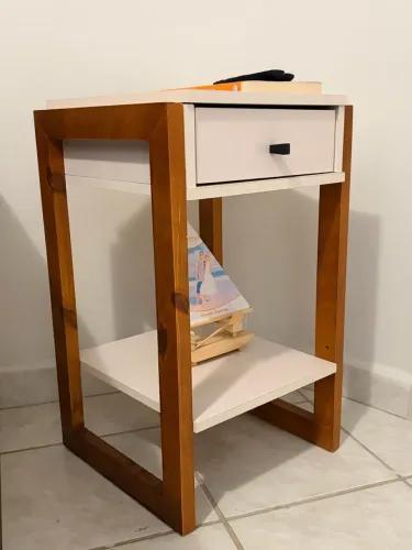 2 mesas de cabeceira com uma gaveta