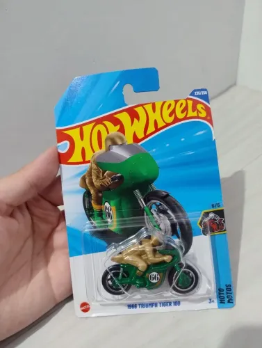 Carro de brinquedo novo 