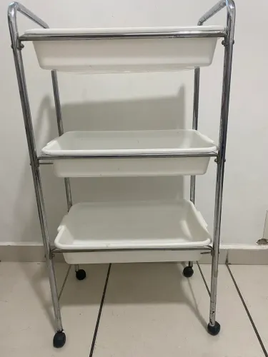 Carrinho auxiliar e escadinha para estética, salão e sobrancelhas