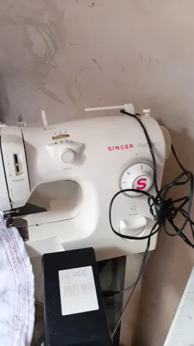 Máquina de costura em perfeito estado de uso