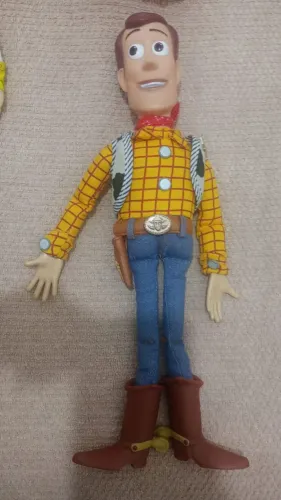 Boneco Woody toy story funcionando em inglês