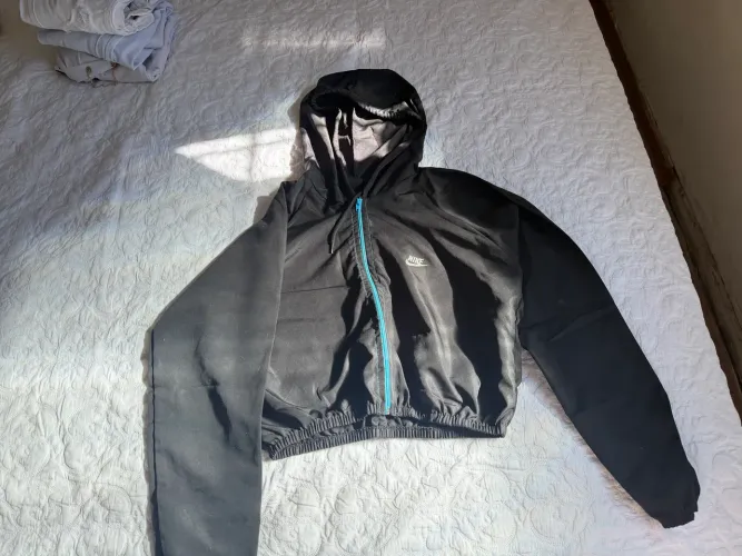 Jaqueta Corta-Vento Nike Preta com Capuz e Zíper Azul - Esportiva e Confortável