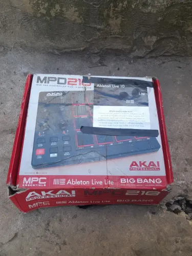 Controlador dj akaimpd 218 semi-novo com 4 softwares ableton live &  drum rac 16 pads 