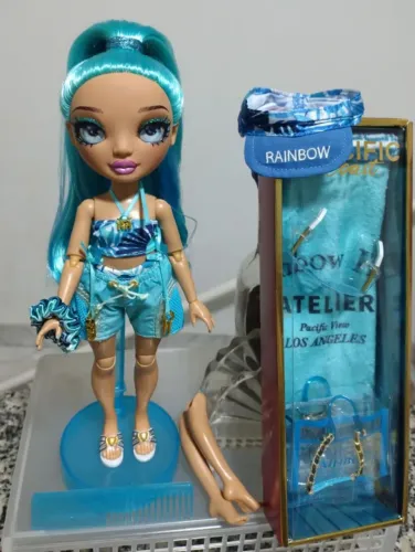 Boneca Rainbow High Hali. Leia a descrição