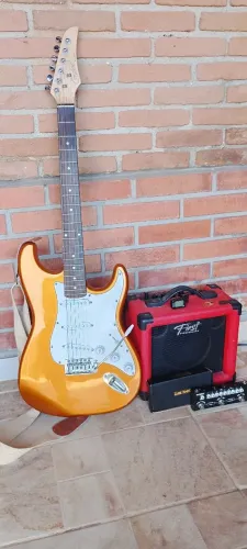 Kit Guitarra Condor Stratocaster + Amplificador c/ Drive + Pedaleira Cuvave + Acessórios