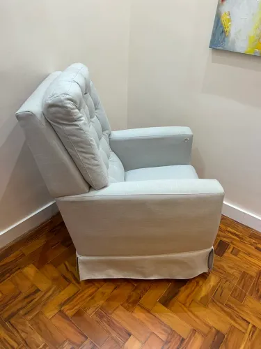 Poltrona mamãe com base giratória e balanço