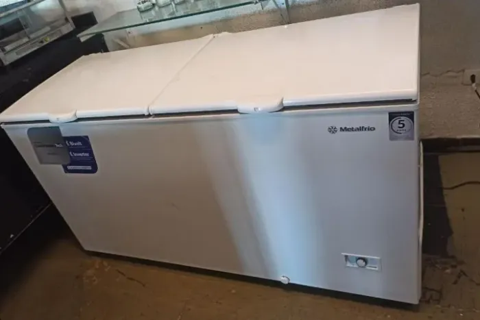 Vende-se freezer horizontal Metalfrio ? grande capacidade e excelente estado!