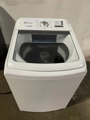 Vende-se uma máquina de lavar Eletrolux 17kg