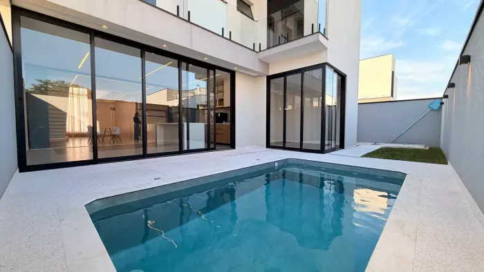 Sobrado à venda, 4 quartos (3 suítes), 315 m² - Condomínio Royal Garden