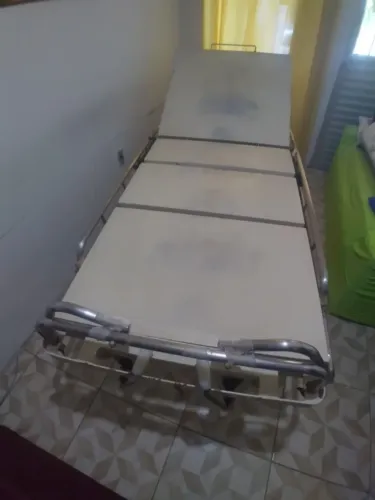 Cama de hospital, cadeira de rodas e banho
