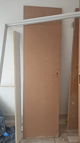 Lote de Portas Lisas de Madeira + Ferragens - Saldo de Obra (Preço de Desapego)