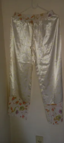 Vendo esses pijamas .25 o comprido e 10,00 o certo.