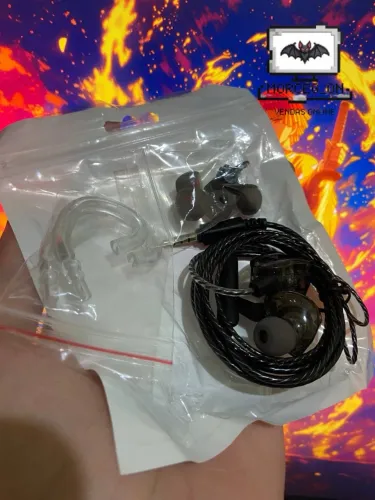QKZ AK6, um fone de ouvido in-ear com fio. 3 unidades, 1 preto, 1 vermelho e 1 azul