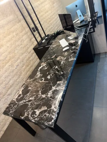 Vendo mesa integrada com armário preto