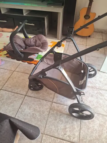Carrinho Moisés com bebê conforto 