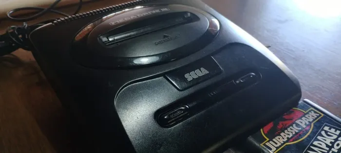 Sega Megadrive **IMPECÁVEL**+ 1 controle + 2 Jogos ***LIGAR E JOGAR***