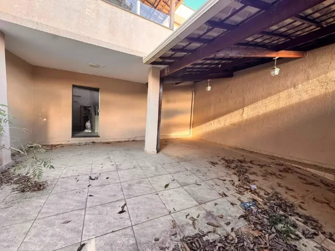 Casa à venda no Bairro Tirol (BH) com 3 quartos, 1 suíte e 2 vagas