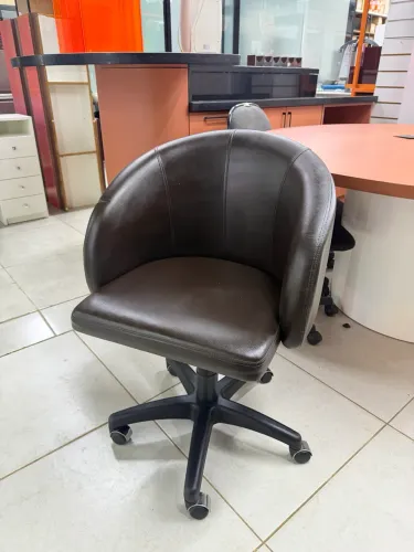 Cadeira de Escritório Giratória Estofada em Courino Preto - Diversas Unidades