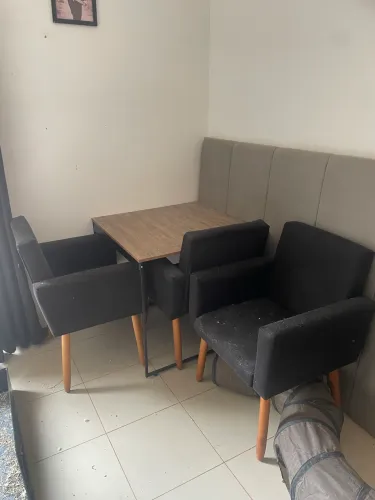 Mesa com 3 cadeiras