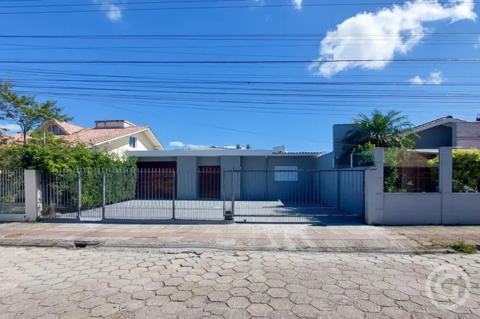 Espaçoso imóvel comercial ideal para seu negócio em Florianópolis
