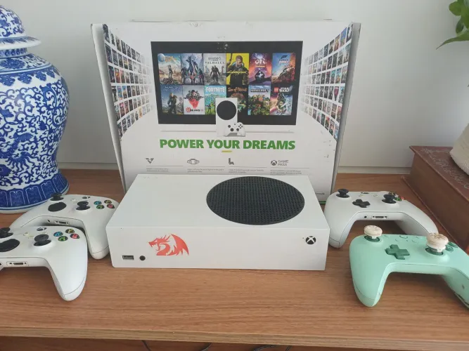 Xbox séries s +3 controles de Xbox original + 1 controle personalizado 8bitdo ultimate 2c