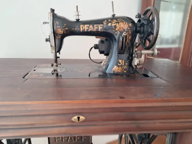 Antiquário - Máquina de costura para antiquário e colecionador.