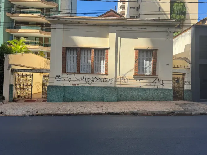 Oportunidade no Centro de Ribeirão Preto! Casa Espaçosa - Grande Potencial de Reforma e Co