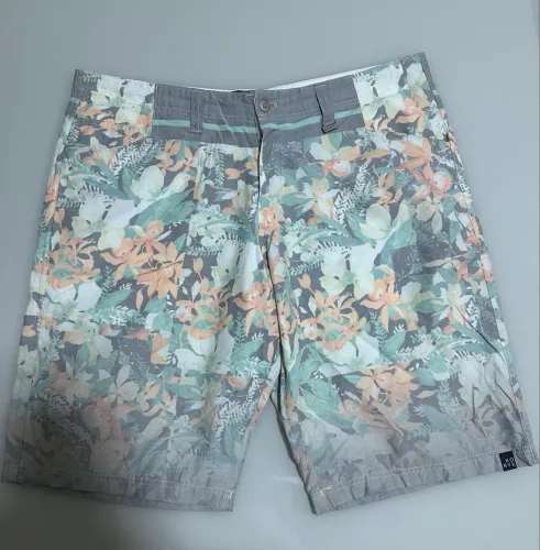 KONYK- Bermuda Masculina em Tactel com detalhes florais- T- 52
