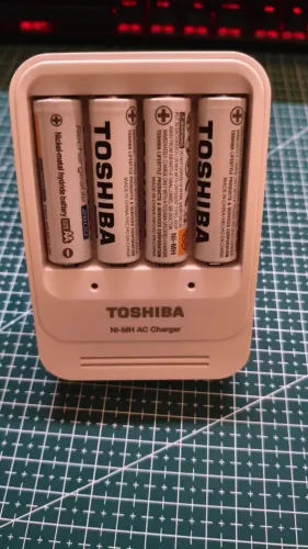 Carregador de pilhas TOSHIBA TNHC-AC + 4 Pilhas AA SEMINOVO