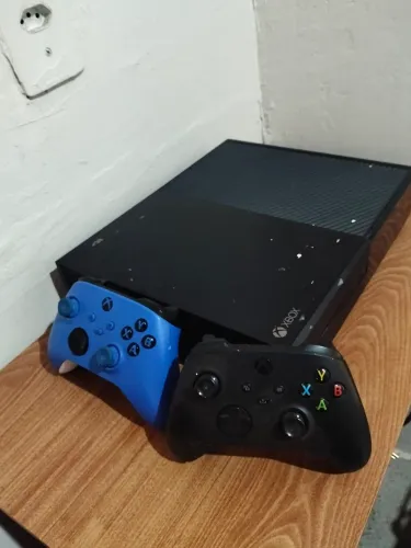 Vendo Xbox one fat + 2 controles 1 tem bateria 