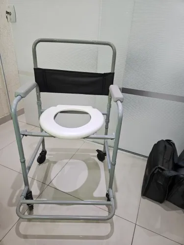 Cadeira higiênica  dellamemd 