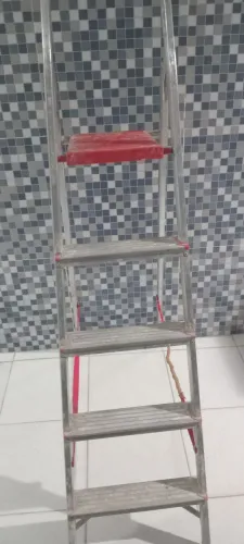 Escada de alumínio de cinco degrau