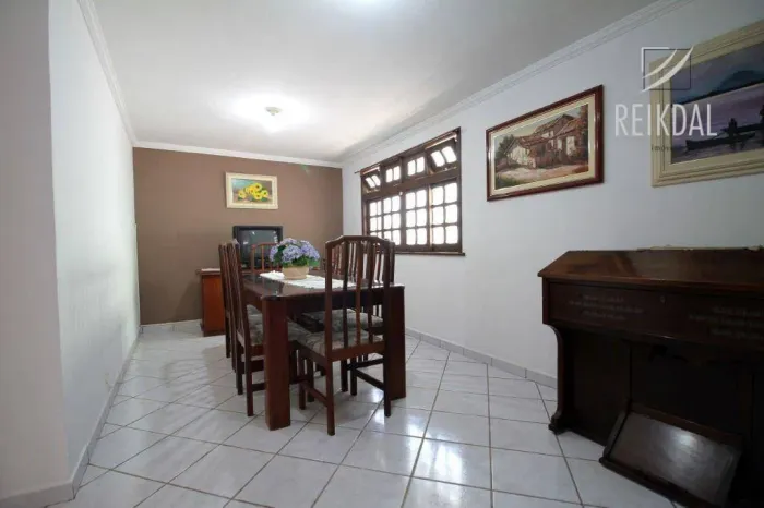 Sobrado com 3 dormitórios à venda, 149 m² por R$ 749.000,00 - Santa Cândida - Curitiba/PR