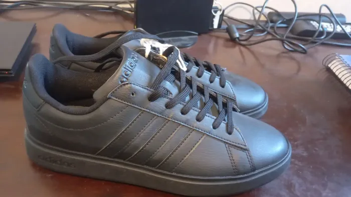 Tênis Adidas preto couro 