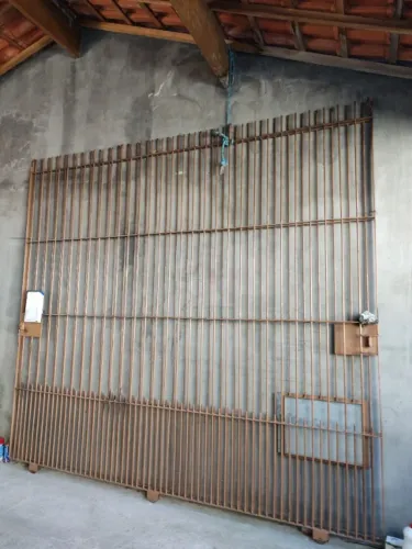 Portão de garagem.