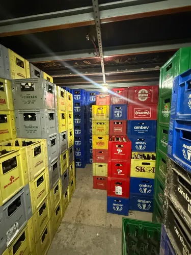 Caixa de litrão Ambev e lipaus com vasilhames.