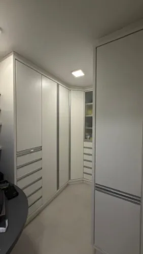 GUARDA-ROUPA COM CLOSET